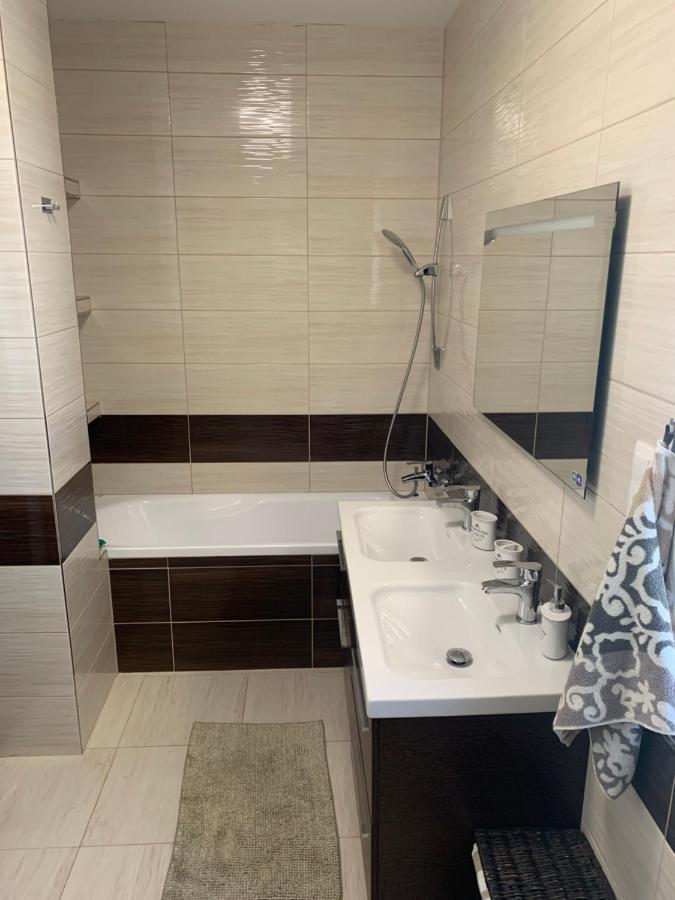 Modern 2 Bed House Near Bratislava With Parking Appartement Rovinka Buitenkant foto