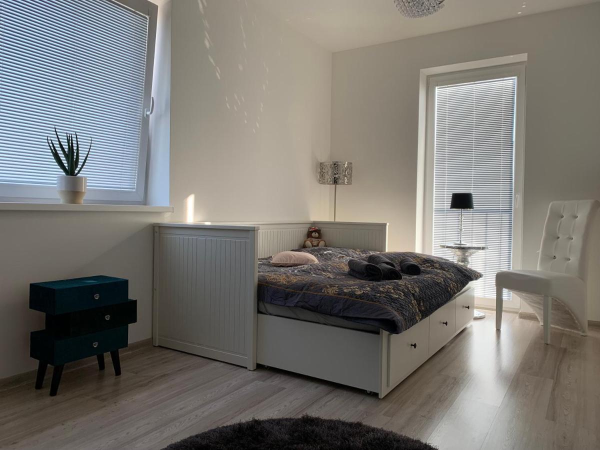Modern 2 Bed House Near Bratislava With Parking Appartement Rovinka Buitenkant foto