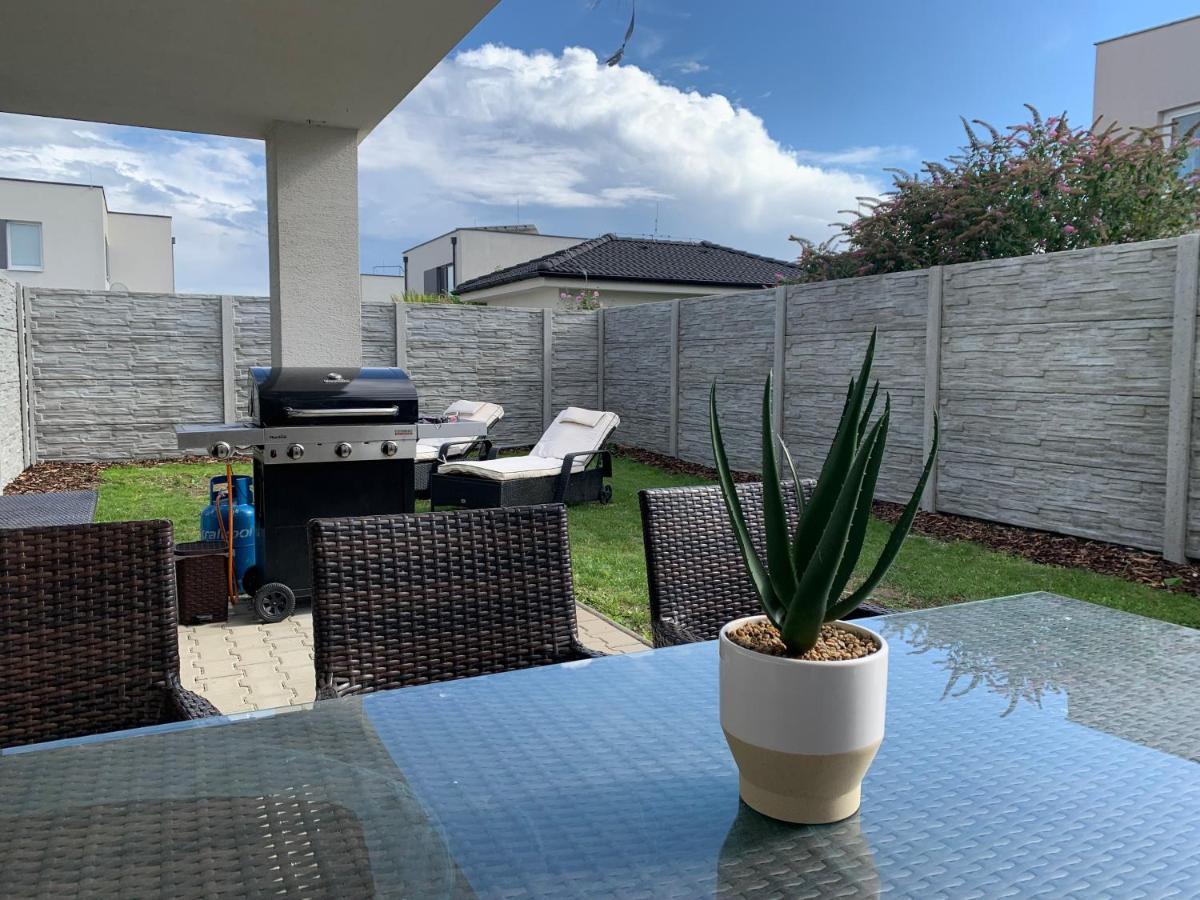Modern 2 Bed House Near Bratislava With Parking Appartement Rovinka Buitenkant foto