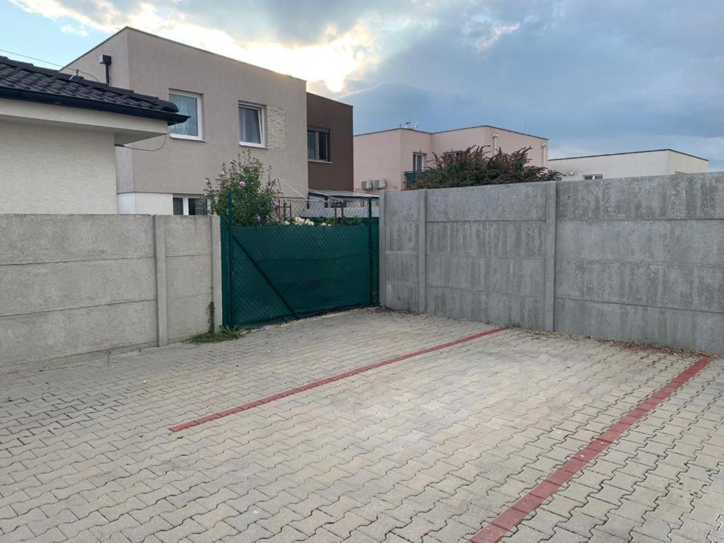 Modern 2 Bed House Near Bratislava With Parking Appartement Rovinka Buitenkant foto